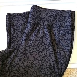 EUC 🌸 LIVI Wicking Active Capri legging with pockets 22/24
